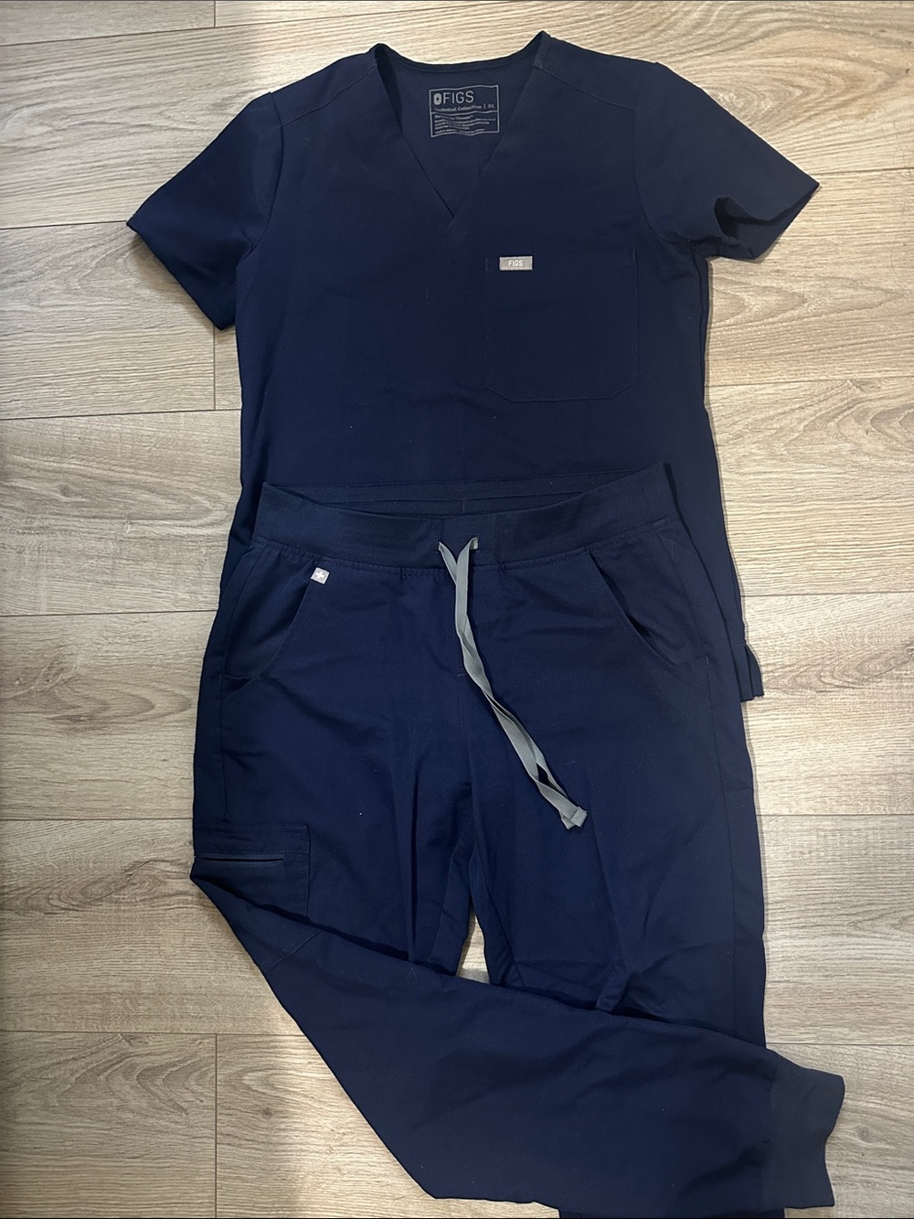 FIGS Women’s Navy Scrub set